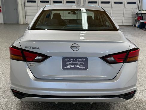 Used 2025 Nissan Altima 2.5 SV FWD image 3