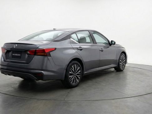 Used 2025 Nissan Altima 2.5 SV image 9
