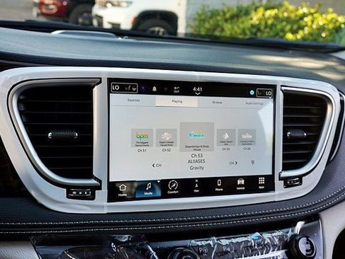 New 2023 Chrysler Pacifica Limited image 35