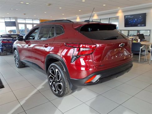 Used 2024 Chevrolet Trax RS w/ Sunroof Package image 2