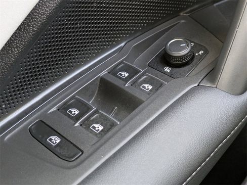 Certified 2025 Volkswagen Tiguan SE image 30