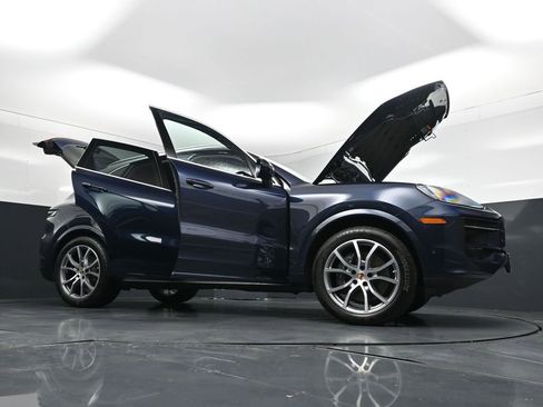 Used 2025 Porsche Cayenne AWD/4WD image 33