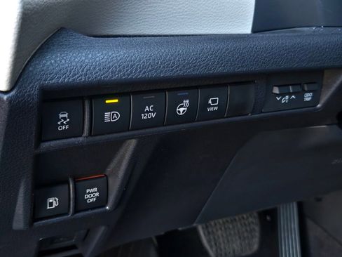 Certified 2026 Toyota Sienna Platinum image 19