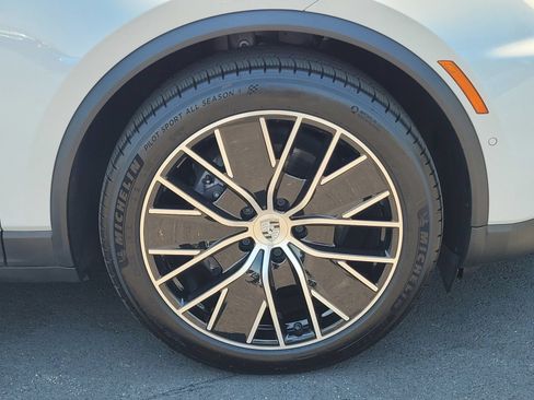 Certified 2025 Porsche Macan Electric RWD image 12