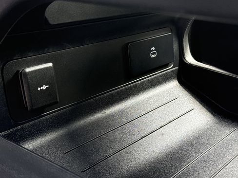 Used 2025 Land Rover Defender 110 S AWD/4WD image 25