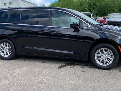 Used 2025 Chrysler Pacifica Select FWD image 5