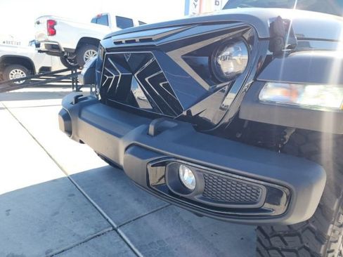 Used 2023 Jeep Gladiator Willys image 10