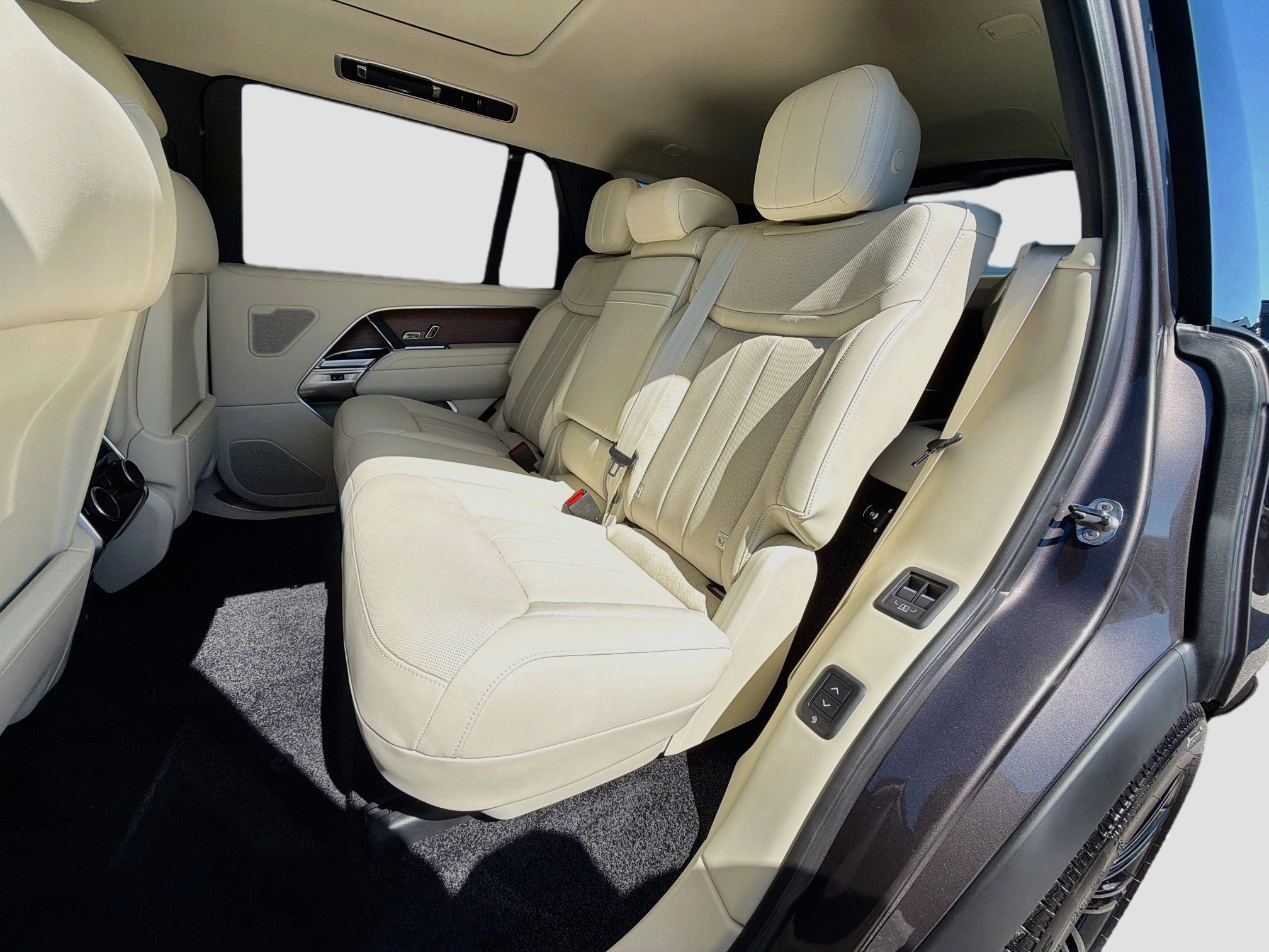 New 2027 Land Rover Range Rover Long Wheelbase SE AWD/4WD image 21