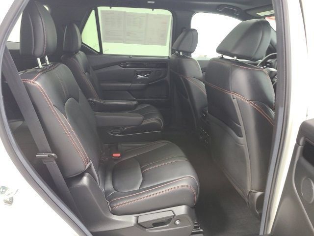 Used 2025 Honda Pilot TrailSport image 16