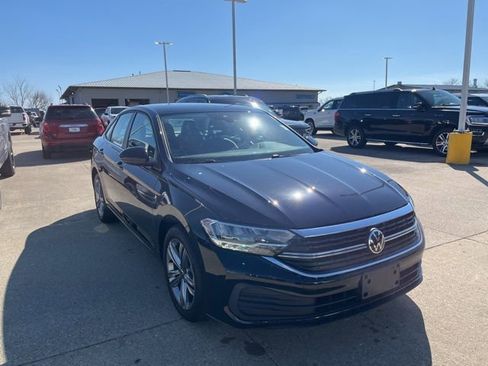 Used 2022 Volkswagen Jetta SE image 3