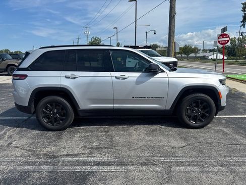 Used 2024 Jeep Grand Cherokee Altitude AWD/4WD image 9