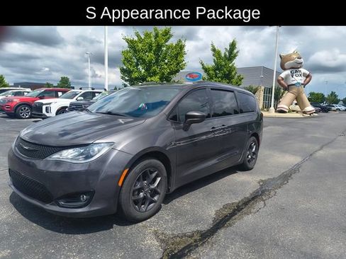 Used 2019 Chrysler Pacifica Touring-L Plus w/ S Appearance Package FWD image 9