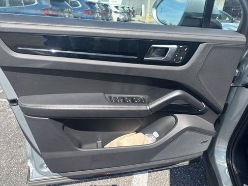 Used 2022 Porsche Cayenne image 10