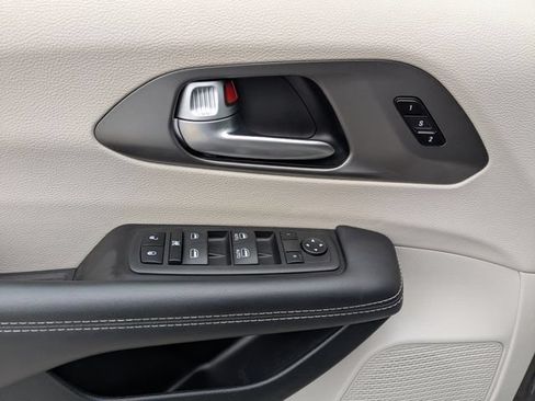 Used 2023 Chrysler Pacifica Touring-L FWD image 25