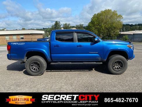 Used 2017 Toyota Tacoma TRD Sport w/ Tow Package (A/T) AWD/4WD image 4