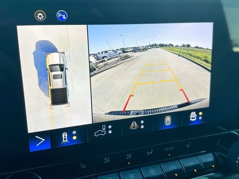 Used 2024 Chevrolet Colorado ZR2 w/ Technology Package image 17