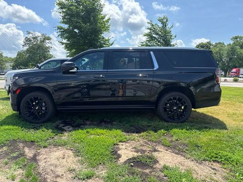 Used 2024 Chevrolet Suburban High Country w/ Advanced Technology Package AWD/4WD image 4