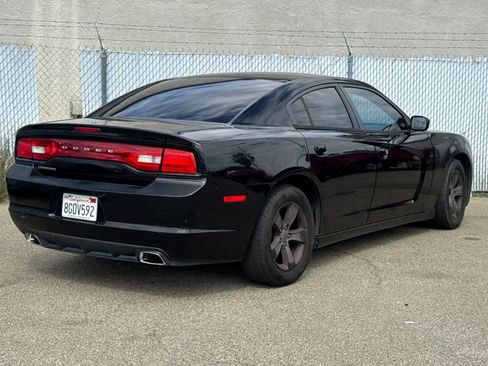Used 2014 Dodge Charger SE RWD image 3