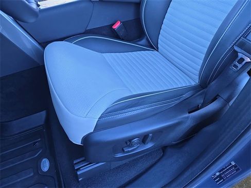 Used 2024 Land Rover Discovery Dynamic SE image 29