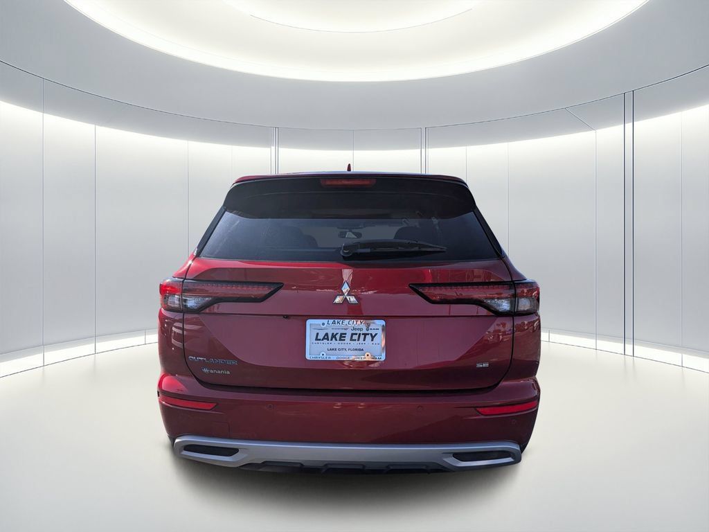 Used 2023 Mitsubishi Outlander SE FWD image 3