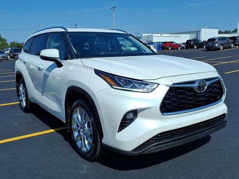 Certified 2024 Toyota Highlander Limited AWD/4WD image 23