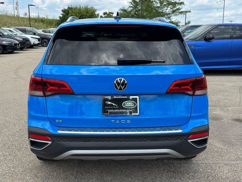Used 2022 Volkswagen Taos SE w/ Panoramic Sunroof Package FWD image 3