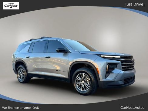 Used 2024 Chevrolet Traverse LT FWD image 1