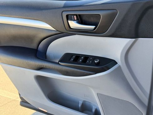 Used 2019 Toyota Highlander XLE image 29
