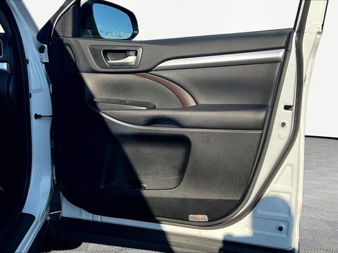 Used 2019 Toyota Highlander XLE w/ Protection Package #3 FWD image 28