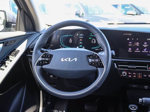 Certified 2025 Kia Niro FWD image 15