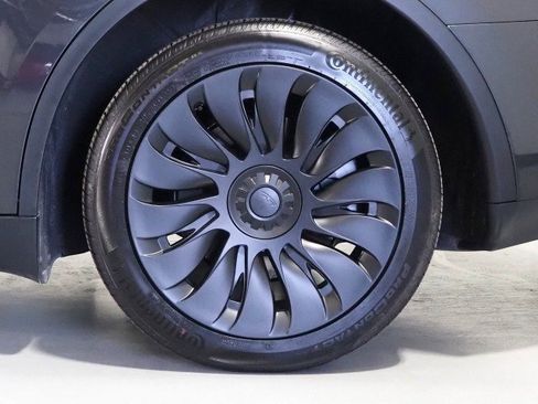 Used 2025 Tesla Model Y Long Range AWD/4WD image 45