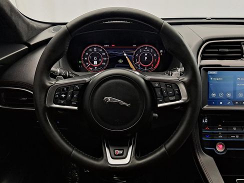 Used 2019 Jaguar F-PACE S image 10