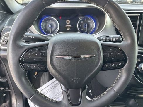 Used 2022 Chrysler Pacifica Touring image 16