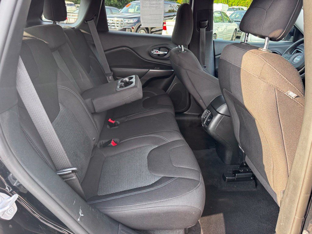 Used 2019 Jeep Cherokee Latitude w/ Popular Appearance Group AWD/4WD image 24
