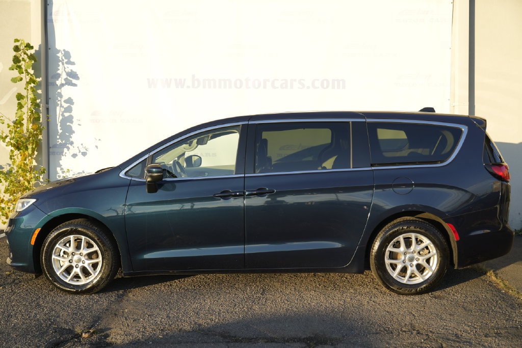 Used 2023 Chrysler Pacifica Touring-L FWD image 8