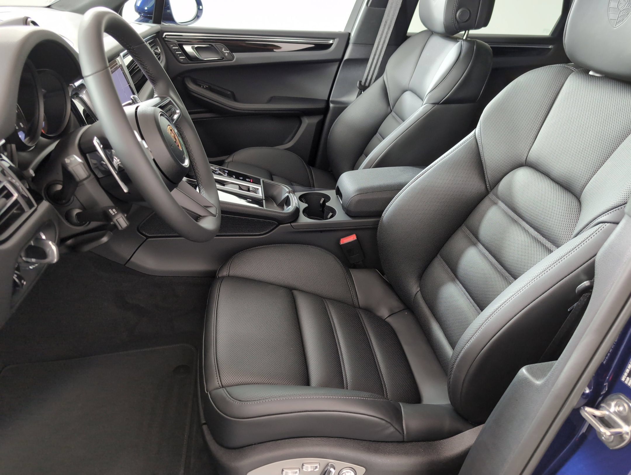 Certified 2025 Porsche Macan AWD/4WD image 5
