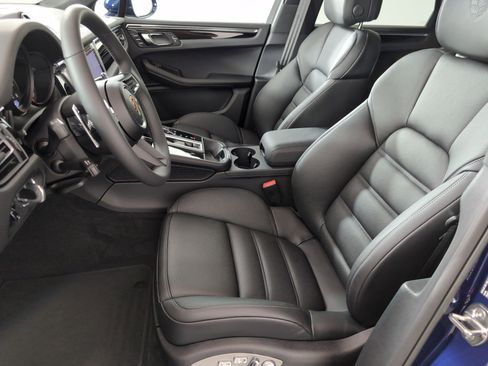 Certified 2025 Porsche Macan AWD/4WD image 5