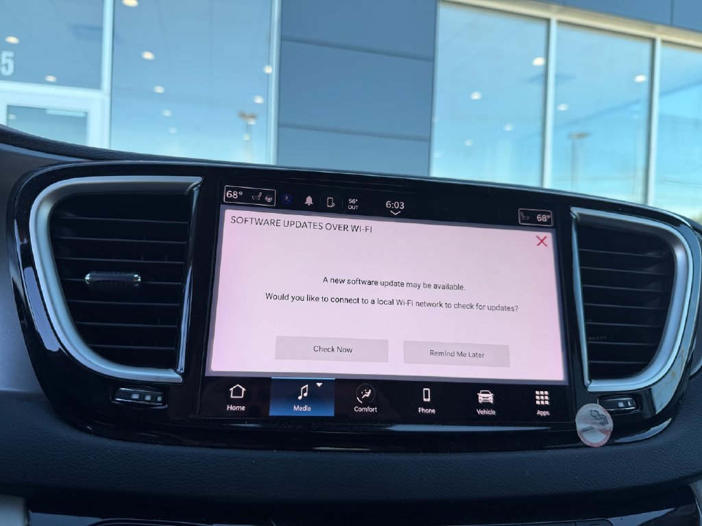 Used 2024 Chrysler Pacifica Touring-L FWD image 10