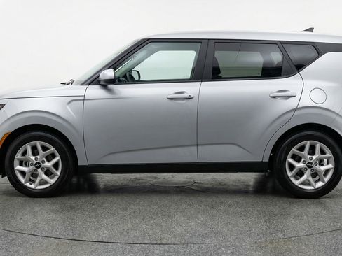 Used 2025 Kia Soul LX w/ LX Technology Package FWD image 3