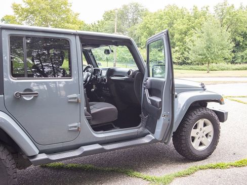 Used 2015 Jeep Wrangler Unlimited Sahara w/ Dual Top Group image 16