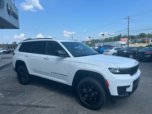 New 2025 Jeep Grand Cherokee L Altitude image 3