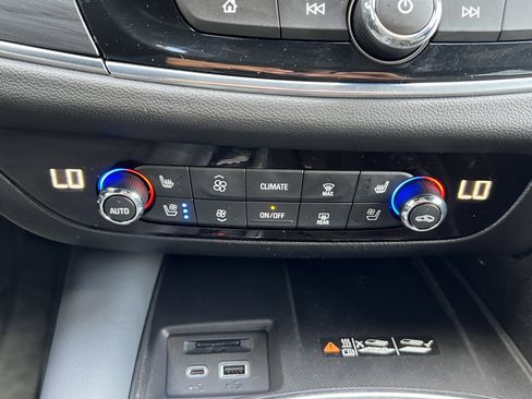 Used 2023 Buick Enclave Premium image 33