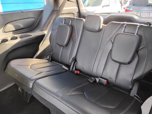 Used 2020 Chrysler Pacifica Touring-L w/ S Appearance Package image 18