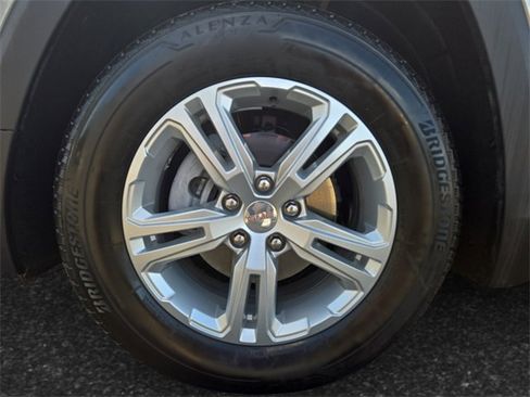 Used 2024 GMC Terrain SLE w/ Driver Convenience Package image 4