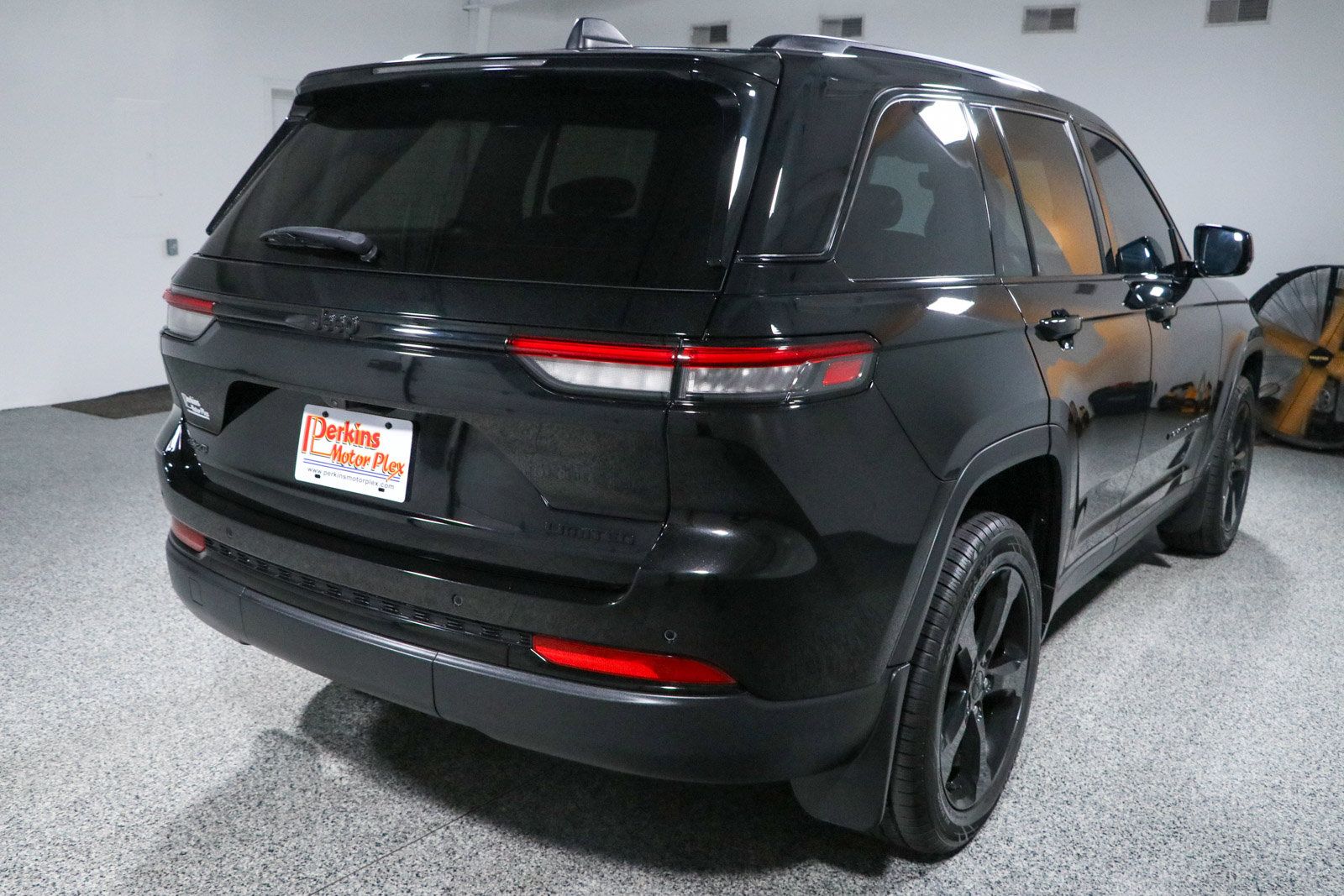 Used 2023 Jeep Grand Cherokee Limited w/ Black Appearance Package AWD/4WD image 7