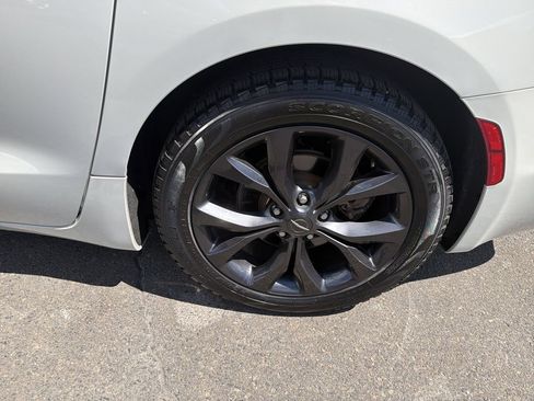 Used 2020 Chrysler Pacifica Limited w/ S Appearance Package FWD image 30