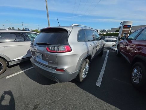 Used 2020 Jeep Cherokee Latitude w/ Cold Weather Group AWD/4WD image 3