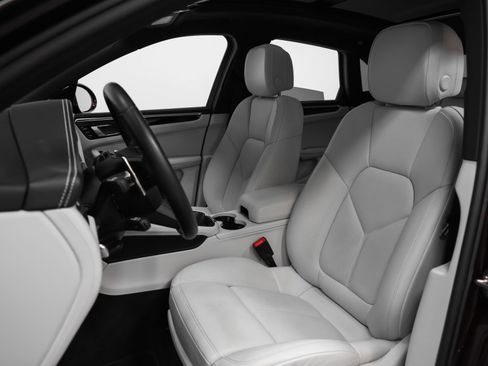 Certified 2024 Porsche Macan AWD/4WD image 5