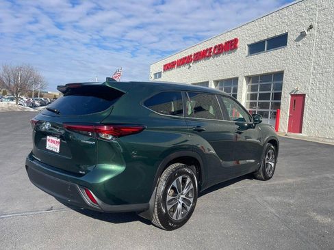 Used 2023 Toyota Highlander XLE image 3