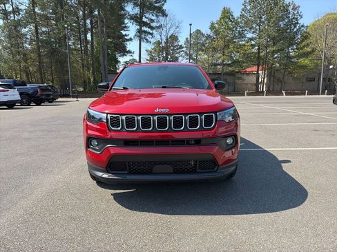 Used 2025 Jeep Compass Latitude w/ Sun & Sound Group AWD/4WD image 3